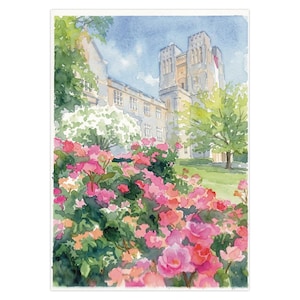 Könnte beinhalten: Aquarellmalerei eines Universitätsgebäudes mit Turm, umgeben von üppigem Grün und einem Beet aus rosa und roten Rosen. Der Himmel ist ein sanftes Blau mit Wolken, was eine ruhige und malerische Szene schafft.
