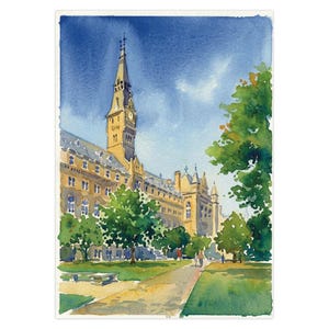Peut inclure: Peinture à l'aquarelle d'un grand bâtiment jaune avec une tour d'horloge sous un ciel bleu. Des arbres verts et une zone herbeuse avec un sentier se trouvent au premier plan. Des personnes marchent sur le sentier.