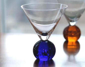 Juego vintage de 2 copas de martini y copas de vino, con base de bola de burbujas marrón, ámbar y azul cobalto.