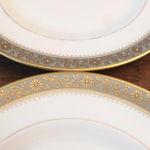 Set vintage di 2 piatti da pane e burro in fine bone china Royal Worcester, "St. Andrew", motivo floreale con foglie e finiture blu e oro, Inghilterra