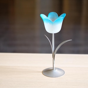 Vintage seltene Blumen Tulip Teelicht Kerzenhalter, Blau Milchglas und Metall Basis