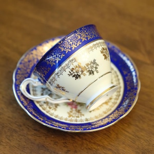 Vintage Royal Stafford Bone China Teetasse und Untertasse, Floral Rose Kobalt Blau und Gold, Made in England