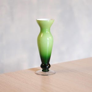 Jarrón vintage de vidrio verde degradado con capullos