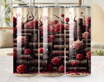 Può includere: Un bicchiere in acciaio inossidabile con un design di una pila di vecchi libri con rose e viti. Lo sfondo è di colore beige chiaro.