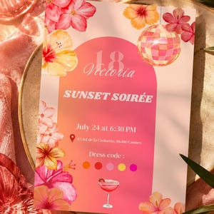 Può includere: Un invito a una festa con uno sfondo sfumato rosa e arancione, adornato con fiori ad acquerello e un'illustrazione di una palla da discoteca. Il testo recita "18 Victoria SUNSET SOIRÉE" con data, ora e codice di abbigliamento.