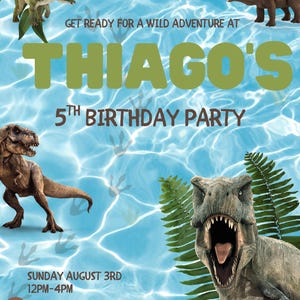 Peut inclure: Invitation d'anniversaire avec des illustrations de dinosaures sur fond d'eau bleue. Le texte indique "GET READY FOR A WILD ADVENTURE AT THIAGO'S 5TH BIRTHDAY PARTY" avec la date, l'heure et le lieu.