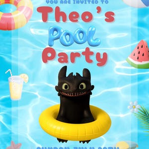 Puede incluir: Invitación a una fiesta en la piscina con un personaje de dragón negro en un flotador amarillo. El texto de la invitación dice "Theo's Pool Party" con la fecha, hora e información de RSVP. El fondo es una escena de agua azul con juguetes de piscina.