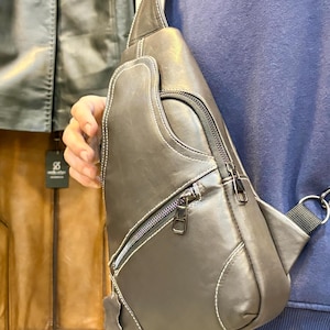 Borsa a tracolla in pelle realizzata a mano: accessorio minimalista per tutti i giorni.