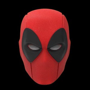 以下が含まれることがあります： テクスチャ加工された表面を持つ赤と黒のデッドプールマスク。マスクは、目を覆う白いメッシュが付いた黒い目のエリアがあります。