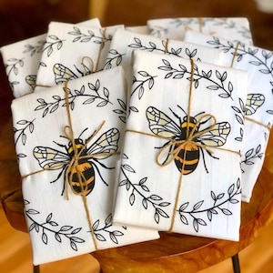 Bee Flour Sack Kitchen Towel: Botanical Wreath Print, Absorbent Cotton