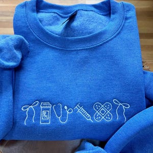 Embroidered Nurse Icons Sweatshirt - Medical Professional Sweatshirt - Nurse, Assistant, Doctor, Hospital Crew Style Sweatshirt - Nurse Gift imagem 2