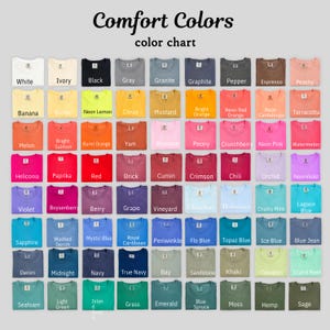 K&ouml;nnte beinhalten: Eine Farbkarte mit einer Vielzahl von Comfort Colors T-Shirts. Die Karte zeigt eine gro&szlig;e Auswahl an Farben, darunter Wei&szlig;, Schwarz und verschiedene Blau-, Gr&uuml;n- und Rosat&ouml;ne. Der Text "Comfort Colors color chart" steht oben.