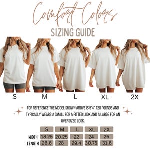 K&ouml;nnte beinhalten: Gr&ouml;&szlig;entabelle f&uuml;r wei&szlig;e T-Shirts mit dem Text "Comfort Colors" und "SIZING GUIDE". Die Tabelle zeigt f&uuml;nf Modelle, die wei&szlig;e T-Shirts in den Gr&ouml;&szlig;en S, M, L, XL und 2X tragen. Ma&szlig;e sind in Zoll f&uuml;r Breite und L&auml;nge angegeben.