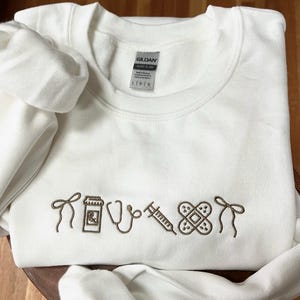 Embroidered Nurse Icons Sweatshirt - Medical Professional Sweatshirt - Nurse, Assistant, Doctor, Hospital Crew Style Sweatshirt - Nurse Gift imagem 5