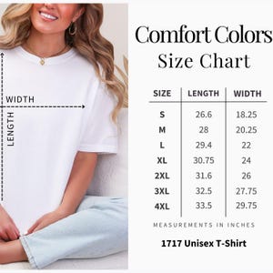 K&ouml;nnte beinhalten: Ein wei&szlig;es T-Shirt mit einer Gr&ouml;&szlig;entabelle f&uuml;r Hemden der Marke Comfort Colors. Die Tabelle listet die Gr&ouml;&szlig;en S bis 4XL mit L&auml;ngen- und Breitenma&szlig;en in Zoll auf. Der Text "1717 Unisex T-Shirt" ist ebenfalls sichtbar.