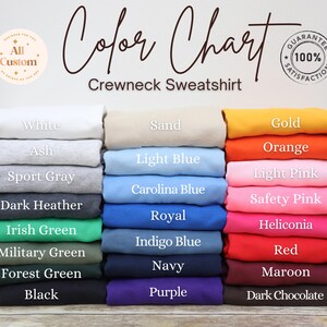 Puede incluir: Carta de colores para sudaderas con cuello redondo que muestra 18 colores diferentes, incluyendo blanco, ceniza, gris deportivo, gris oscuro, verde irland&eacute;s, verde militar, verde bosque, negro, arena, azul claro, azul Carolina, azul real, azul &iacute;ndigo, azul marino, morado, dorado, naranja, rosa claro, rosa seguridad, heliconia, rojo, granate y chocolate oscuro.
