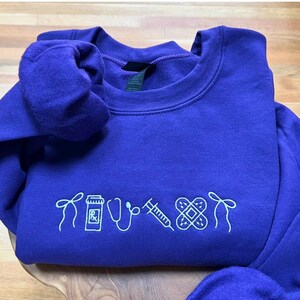 Embroidered Nurse Icons Sweatshirt - Medical Professional Sweatshirt - Nurse, Assistant, Doctor, Hospital Crew Style Sweatshirt - Nurse Gift imagem 4