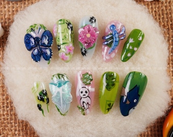 Uñas postizas inspiradas en el Bosque de Totoro, uñas con motivos de naturaleza anime, arte de mariposas en 3D, uñas con flores caprichosas, diseño Fantasy Core