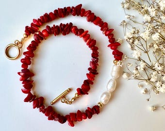 Halsketting van rood koraal met zoetwaterparels, handgemaakt, verguld met 18 karaats goud, elegant contrast, uniek sieraad, cadeau voor haar