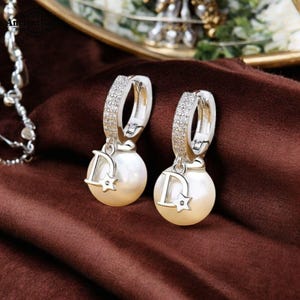 Pendientes de perla coreana / Elegantes pendientes de aro con circonita y letra D para mujer / Joyería de boda de lujo / Accesorio de regalo brillante