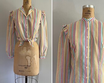 Blusa de rayas Tutti Fruiti de la década de 1980 l Blusa de hombro con volantes