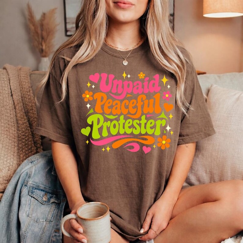 Puede incluir: Una taza de cer&aacute;mica blanca con un asa negra y el texto "But First, Coffee" en negro y negrita. La taza mide probablemente 10 cm de alto y contiene aproximadamente 350 ml de l&iacute;quido.