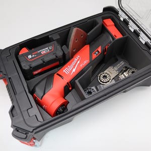 Könnte beinhalten: Ein schwarzes und rotes Milwaukee FUEL Oszillier-Multitool-Kit. Das Kit enthält das Werkzeug, einen Akku, Schleifpads und verschiedene Klingen, alles in einem schwarzen Koffer mit transparentem Deckel verstaut.