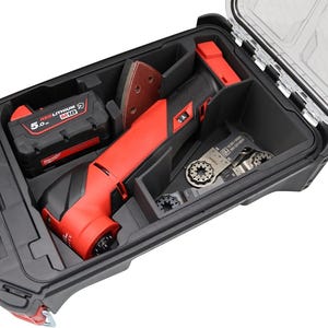Könnte beinhalten: Ein schwarzer Kunststoffkoffer mit einem roten und schwarzen, kabellosen oszillierenden Multifunktionswerkzeug, einem Milwaukee M18 Redlithium 5.0 Akku, einem dreieckigen Schleifteller und zwei Metall-Sägeblättern in passgenauen Schaumstoffeinsätzen.