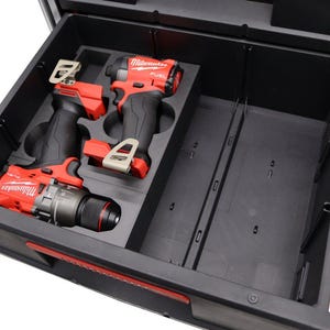 Peut inclure: Deux outils électriques Milwaukee, une perceuse et un tournevis, sont rangés dans un tiroir noir avec un insert en mousse. Les outils sont rouge et noir.