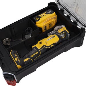 Può includere: Una cassetta portautensili in plastica nera con coperchio trasparente contenente un utensile multifunzione oscillante a batteria giallo e nero, una batteria da 18V gialla e due lame accessorie in metallo in scomparti sagomati.