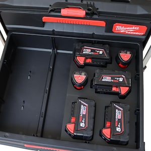 Puede incluir: Una caja de herramientas Milwaukee Packout negra abierta con seis baterías RedLithium de 5,0 Ah en su interior. Las baterías están dispuestas en dos filas de tres.
