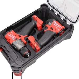 Könnte beinhalten: Ein schwarzes und rotes Milwaukee FUEL Elektrowerkzeug-Set in einem schwarzen Tragekoffer. Das Set enthält einen Bohrer und einen Schlagschrauber. Der Koffer hat einen transparenten Deckel und einen Griff.