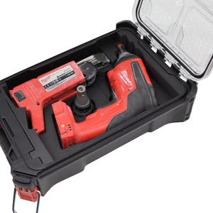 Può includere: Una valigetta nera per attrezzi con coperchio trasparente, contenente due utensili elettrici rossi e neri. La valigetta è aperta, rivelando gli utensili all'interno. Gli utensili sono cordless, probabilmente un trapano e un avvitatore.