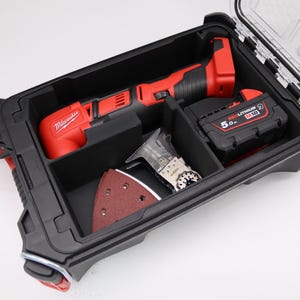 Könnte beinhalten: Ein schwarzes und rotes Milwaukee Multi-Tool-Kit mit einem transparenten Deckel. Das Kit enthält ein rot-schwarzes Oszillations-Multi-Tool, einen Akku und verschiedene Aufsätze. Es ist für den professionellen Einsatz konzipiert und ideal zum Schneiden, Schleifen und Schaben.