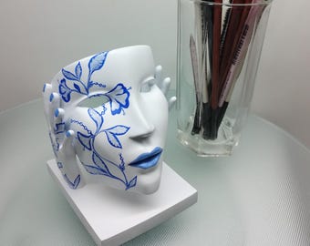 Escultura facial geométrica. Decoración artística. Máscara geométrica.