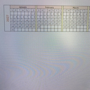 以下が含まれることがあります： 2027年のカレンダーで、1月、2月、3月を表示しています。各月は、週の曜日が上部に表示されたグリッド形式で表示されます。カレンダーは長方形です。
