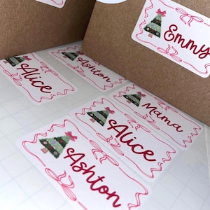 Kerststickerlabel aangepast naamplaatje voor kerstcadeau cadeauverpakking gepersonaliseerd vakantielabeltje met kindernaam Kerststickervel