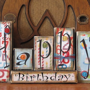 Bloques de palabras con letrero de feliz cumpleaños