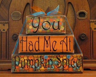 Décor d’automne, signe d’automne - You Had Me At Pumpkin Spice Word Blocks Sign