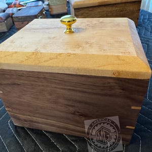 Scatola ricordo/momento in noce con coperchio sollevabile in acero riccio e pomello con finitura in ottone