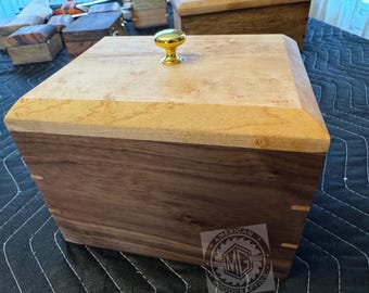 Walnoot aandenken/momentodoos met gekruld Birdseye Maple Liftoff-deksel en met messing afgewerkte knop
