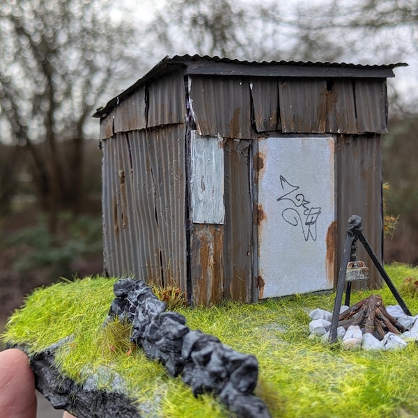 Handgjord Dayz-stil metallskjul campingdiorama – 1/12 skala LED-eldstad