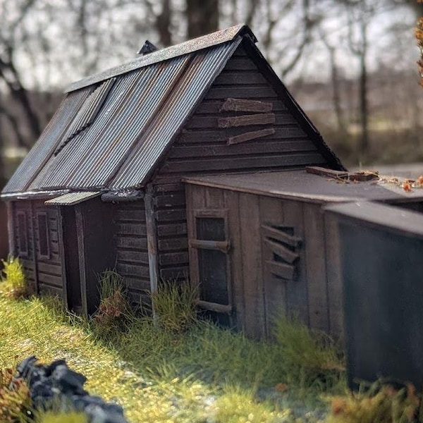 Handgjort timmerhusdiorama i DayZ-stil – 3D-utskrivet, skala 1/76