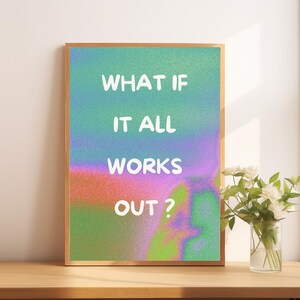 Könnte beinhalten: Ein gerahmter Druck mit einem bunten, abstrakten Hintergrund und dem Text "WHAT IF IT ALL WORKS OUT?" in Weiß.