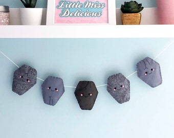 Gravestone Felt Garland, spooky cute bunting, Halloween wall hanging, graves halloween decoration, Hallowe'en home decor, grey goth bunting