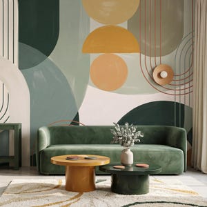 Può includere: Un murale con grandi forme geometriche nei toni del verde scuro, salvia, crema e giallo senape. Il design include cerchi, semicerchi e sottili linee verticali sovrapposte, creando una composizione astratta e stratificata sulla parete.