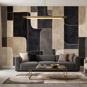 Puede incluir: Un mural de pared a gran escala con un patrón geométrico de formas rectangulares y curvas en negro, beige y gris, delineadas con finas líneas doradas. El mural cubre toda la pared detrás de un sofá gris oscuro y dos sillones de color beige.