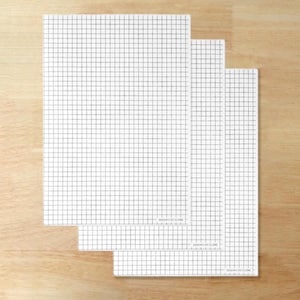 Puede incluir: Tres hojas rectangulares de papel blanco con un patrón de cuadrícula negro. Cada hoja muestra el texto "SASHIKO BY CLONE" en letras pequeñas y claras en la esquina inferior derecha. Las hojas están superpuestas y ligeramente desplazadas.