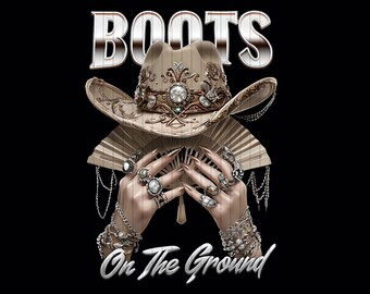 Puede incluir: Un gráfico de texto metálico plateado que dice "BOOTS ON THE GROUND" con un sombrero de vaquero y un abanico de mano con anillos de joyas en los dedos.