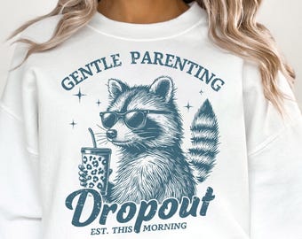 Mapache abandonado por una crianza gentil PNG, diseño divertido para mamá (descarga digital)